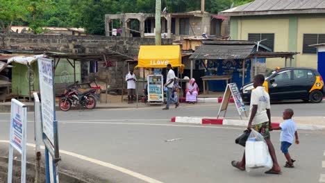 Cape-Coast-Stadt-Gegründet-Von-Straße-Fußgänger-Zu-Fuß-An-Der-Ecke-Straße