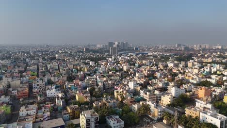 Imágenes-Dinámicas-De-Drones-Que-Capturan-La-Esencia-Del-Paisaje-Urbano-De-Chennai,-Desde-La-Bulliciosa-Ciudad-Bajo-Un-Cielo-Nublado.