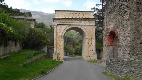 El-Arco-De-Augusto-Es-Un-Importante-Monumento-Construido-En-La-Ciudad-De-Susa,-Piamonte,-En-La-Provincia-De-Turín.