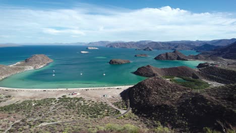 Una-Vista-Impresionante-De-Los-Islotes-En-Bahía-Concepción,-Baja-California-Sur,-México---Drone-Volando-Hacia-Adelante