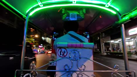 POV-Paseo-En-Tuk-Tuk-En-La-Noche-De-Bangkok