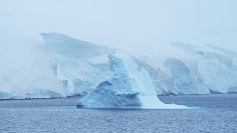 Erstaunliche-Formen-Großer-Blauer-Eisberge,-Meereslandschaft-Der-Antarktis-Mit-Riesigen,-Bizarren,-Wunderschönen-Eisbergen,-Die-In-Einer-Kalten-Winterszene-Im-Meerwasser-Schwimmen,-Erstaunliche-Natur-In-Dramatischer-Landschaft