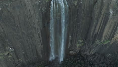 Langsame-Neigungsaufnahme,-Die-Den-Mealt-Falls-Wasserfall-Zeigt,-Der-Auf-Die-Basaltfelsen-Fällt