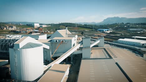 Toma-Aérea-De-Un-Hangar-De-Una-Fábrica-De-Producción-Hecho-De-Estructura-Metálica