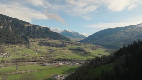 Luftaufnahme-Eines-Schweizer-Bergtals-Im-Sommer
