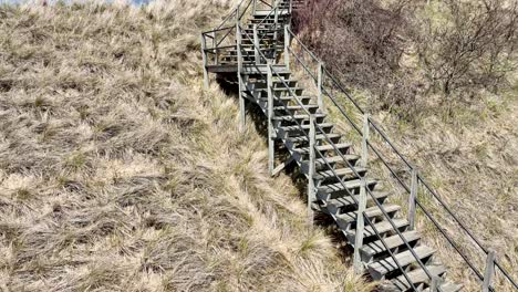 Descendiendo-Cerca-De-La-Sección-Más-Antigua-De-Escaleras-De-Madera