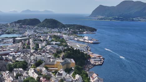 Vista-Aérea-Del-Puerto-De-Alesund-Noruega,-La-Costa-De-La-Isla-Y-Los-Edificios-En-El-Soleado-Día-De-Verano,-Disparo-De-Drones-A-60-Fps