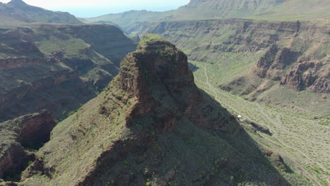 Fantastische-Luftaufnahme-Im-Orbit-über-Dem-Titana-Felsen-Auf-Der-Insel-Gran-Canaria-Mit-Wunderschönen-Bergen-Und-Der-Nähe-Der-Ansite-Festung