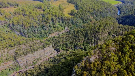 Vista-Aérea-Del-Cañón-Leven-Durante-El-Día-En-Tasmania,-Australia