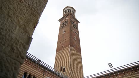 Vista-De-ángulo-Bajo-De-La-Torre-Lamberti-En-La-Famosa-Ciudad-Histórica-Italiana-De-Verona