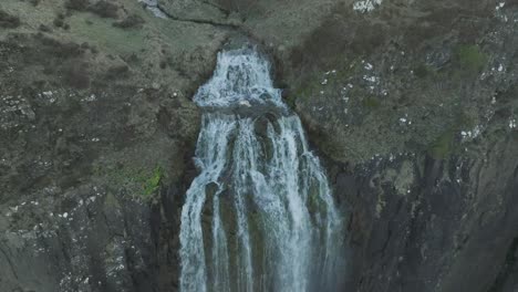 Toma-Aérea-Lenta-De-Establecimiento-De-La-Famosa-Comida-Cae-En-La-Isla-De-Skye