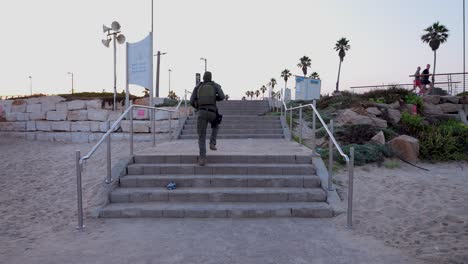 Correr-Mientras-Sube-Las-Escaleras-De-Un-Lugar