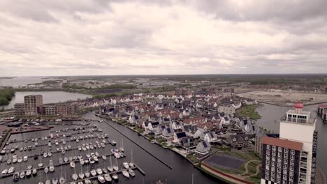 Descenso-Aéreo-Que-Revela-El-Puerto-Recreativo-De-Knar-En-Veluwemeer-Con-Embarcaciones-De-Recreo-Y-Un-Faro.