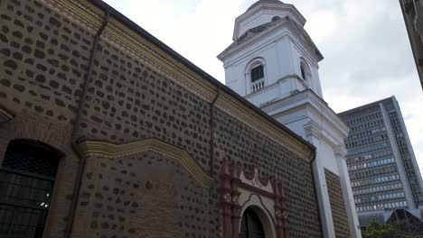 La-Basílica-De-Nuestra-Señora-De-La-Candelaria-De-Medellín,-Que-Contrasta-Los-Rascacielos-Modernos-Con-La-Arquitectura-Histórica.