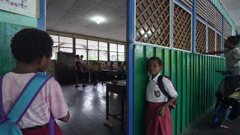 Schulkinder-Schüler-Verlassen-Klasse-Ländlichen-Dorfschule-Agats-Asmat-Papua-Indonesien