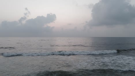 Una-Toma-Cinematográfica-De-Un-Dron-Que-Captura-La-Esencia-De-La-Playa-En-Chennai.