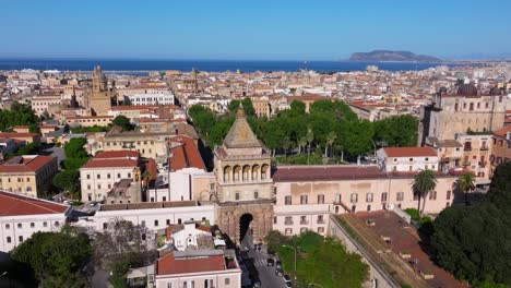 Porta-Nuova-Ist-Ein-Historisches-Tor-In-Der-Mittelalterlichen-Altstadt-Von-Palermo