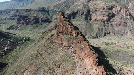 Vista-Aérea-En-órbita-Sobre-La-Fortaleza-Ansite-En-La-Isla-De-Gran-Canaria-En-Un-Día-Soleado