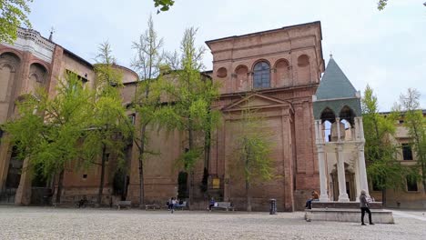 Basilica-of-San-Domenico-and-Tombs-of-the-glossators-of-Bologna,-Italy-with-tourists