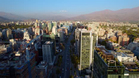 Calle-Apoquindo-En-Santiago-Con-Los-Andes-Al-Fondo,-Cielo-Despejado,-Vista-Aérea