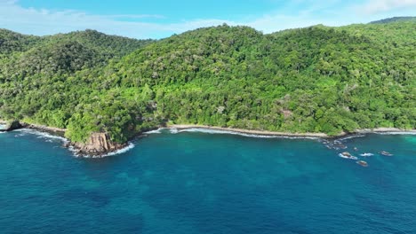 La-Exuberante-Playa-De-Batu-Kapal-En-La-Isla-Weh,-Indonesia,-Con-Aguas-Cristalinas-Y-Bosques-Densos,-Vista-Aérea