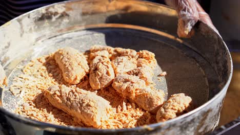 Koch-Mariniert-Die-Garnelen-Vor-Dem-Braten,-Nahaufnahme,-Eingefügte-Aufnahme