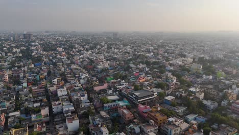 Imágenes-Amplias-De-Drones-Que-Capturan-La-Energía-Dinámica-Del-Paisaje-Urbano-De-Chennai,-Con-Nubes-Que-Añaden-Profundidad-Y-Dramatismo-A-La-Escena.