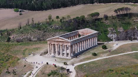 Filmische-Drohnenaufnahme-über-Dem-Tempel-Von-Segesta-In-Der-Provinz-Trapani-Auf-Sizilien,-Italien