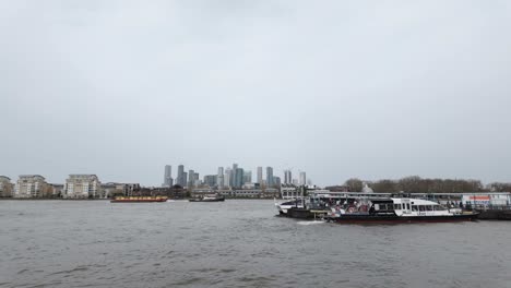 Scenic-view-of-Greenwich-Pier-against-the-backdrop-of-the-iconic-Canary-Wharf-skyline-On-Cloudy-Overcast-Day