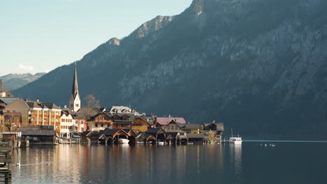 Hallstatt,-idyllic-Alpine-town-and-lake-in-Austria