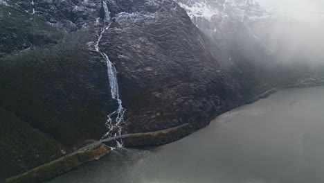 La-Cascada-Langfoss-Que-Cae-Desde-La-Colina-Hasta-Aguas-Abiertas.