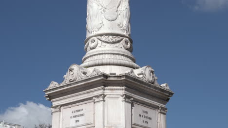 Lissabon,-Pedro-4-Statue-Ist-Neigung-Von-Der-Ecke-Winkel-Der-Basis-In-Richtung-Der-Spitze-An-Einem-Schönen-Sonnigen-Tag-Mit-Blauem-Himmel-Und-Weißen-Wolken