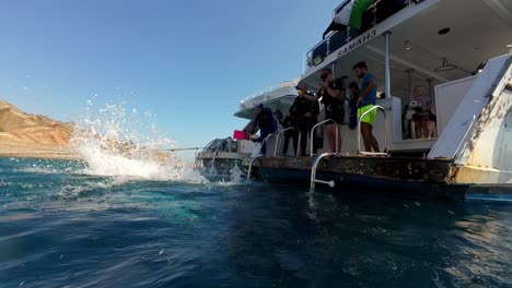 Buzo-Saltando-Del-Agua-Desde-El-Barco-En-Dahab,-Egipto