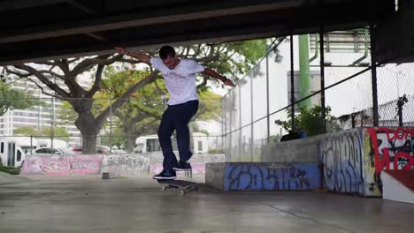 Amigo-Película-Skater-En-El-Parque-De-Patinaje