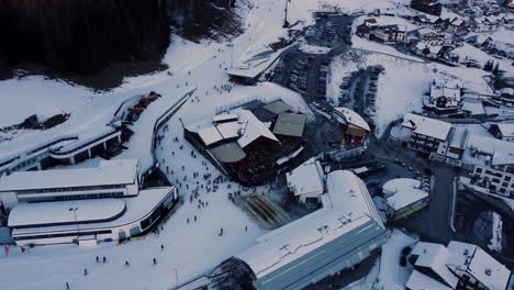 Antena-Sobre-La-Ciudad-De-Esquí-Fiss-En-Los-Alpes-Austríacos-Durante-El-Invierno