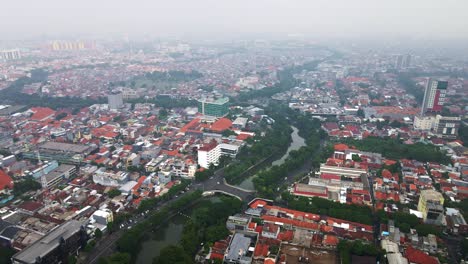 Surabaya,-Indonesia's-bustling-urban-center,-grapples-with-the-dual-challenges-of-high-population-density-and-pollution