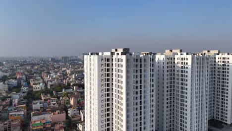 A-breathtaking-aerial-view-of-Chennai's-cityscape,-revealing-the-intricate-blend-of-modernity-and-tradition-amidst-a-cloudy-ambiance