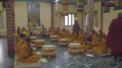 El-Culto-Budista-Se-Lleva-A-Cabo-Dentro-Del-Monasterio-Budista.