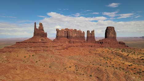 Una-Gran-Formación-Rocosa-Se-Destaca-En-Medio-Del-árido-Paisaje-Desértico-Del-Valle-Del-Monumento,-Ubicado-Cerca-De-Mexican-Hat,-Ut,-En-La-Frontera-Entre-Arizona-Y-Utah