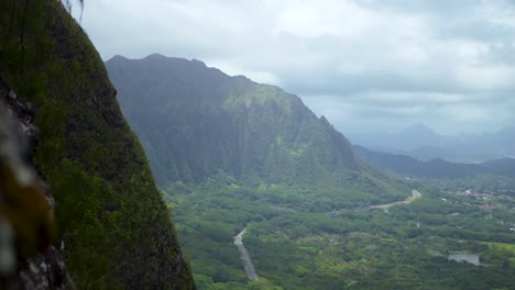 Beautiful-hawaiian-view-with-mountains-and-a-road