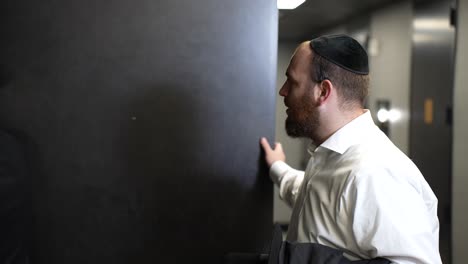 hassidic-jewish-men-walking-in-a-hallway