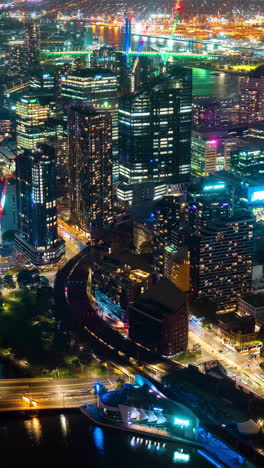 Vertikaler-4K-Zeitraffer,-Melbourne,-Australien-Bei-Nacht,-Geschäftiger-Straßenverkehr-Und-Beleuchtete-Gebäude