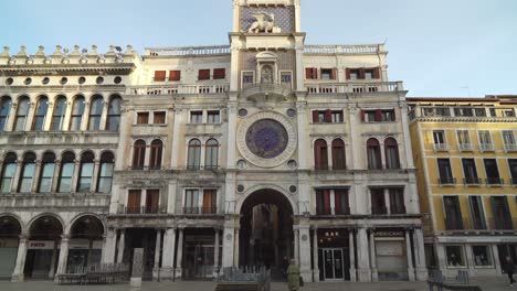 Fachada-De-La-Torre-Del-Reloj-Cerca-De-La-Plaza-San-Marco-De-Venecia