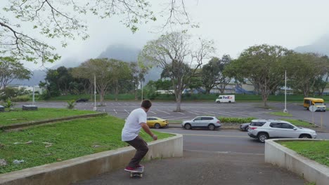 Person-Auf-Einem-Skateboard-Macht-Einen-Grind-Auf-Dem-Felsvorsprung-In-Hawaii