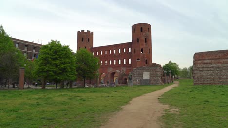 Hermosa-La-Puerta-Palatina-En-La-Ciudad-De-Turín