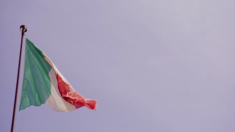 Bandera-Italiana-Ondeando-Contra-El-Cielo-Despejado,-Primer-Plano,-Luz-Del-Día,-Símbolo-Del-Orgullo-Nacional