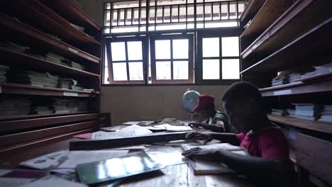Schulkinder-Schüler-Lernen-In-Der-Bibliothek-Indonesisches-Bildungssystem-Papua