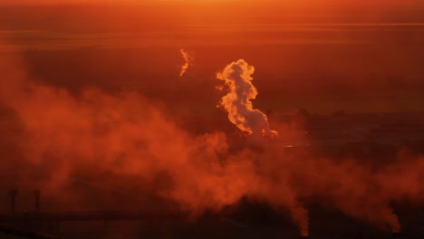 Industrieller-Rauch-Und-Dampf-Im-Orangefarbenen-Sonnenlicht,-Hoher-Kontrast,-Nahaufnahme