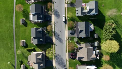 Moderne-Wohngebäude-Mit-Sonnenkollektoren-Auf-Dem-Dach-Entlang-Einer-Geraden-Straße-In-Den-USA