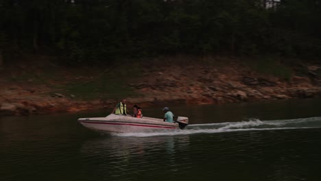 Families-enjoying-their-summer-vacation